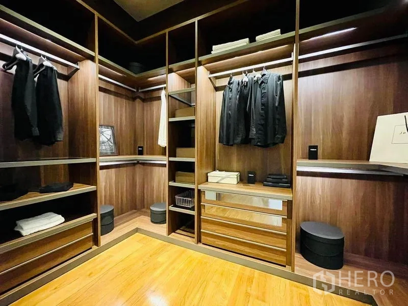 คอนโด ขายในPathum Wan, Bangkok - ห้องแต่งตัวแบบวอล์กอิน ตู้ไม้บิลต์อิน ลิ้นชัก และราวแขวน