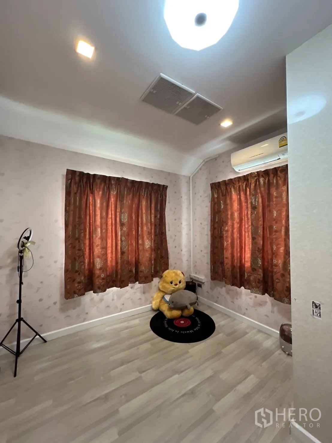 独立式住宅 出租或出售在Lat Krabang, Bangkok - 小卧室角落，筒灯与木纹地板