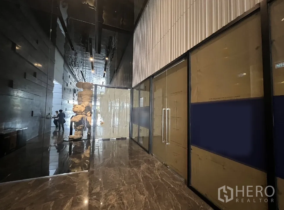 零售空间 出租在Bang Kapi, Bangkok - 大楼大堂铺设大理石地面，玻璃店面入口通向商铺。