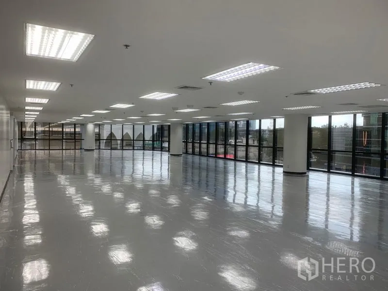 สำนักงาน ให้เช่าในBang Rak, Bangkok - พื้นที่สำนักงานยาวแบบเปิดโล่ง มีไฟ LED เรียงแถว ช่องแอร์ และกระจกบานกว้างรอบด้าน
