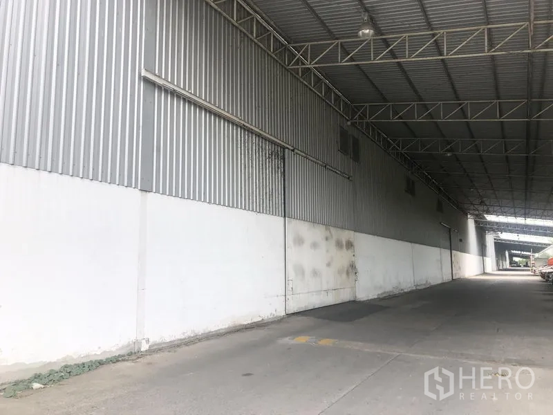 Warehouse for rent in Bang Pa-in, Phra Nakhon Si Ayutthaya - Covered loading bay beside the warehouse with steel truss roof and drive-through lane.