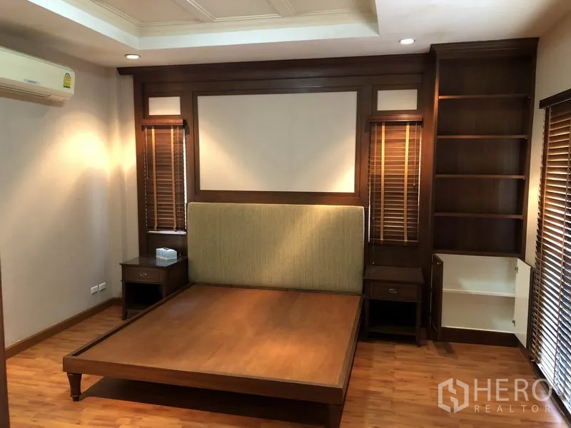 บ้าน ให้เช่าหรือขายในBang Kapi, Bangkok - ห้องนอนหลักตกแต่งไม้บิลต์อิน พร้อมหัวเตียงและชั้นวาง