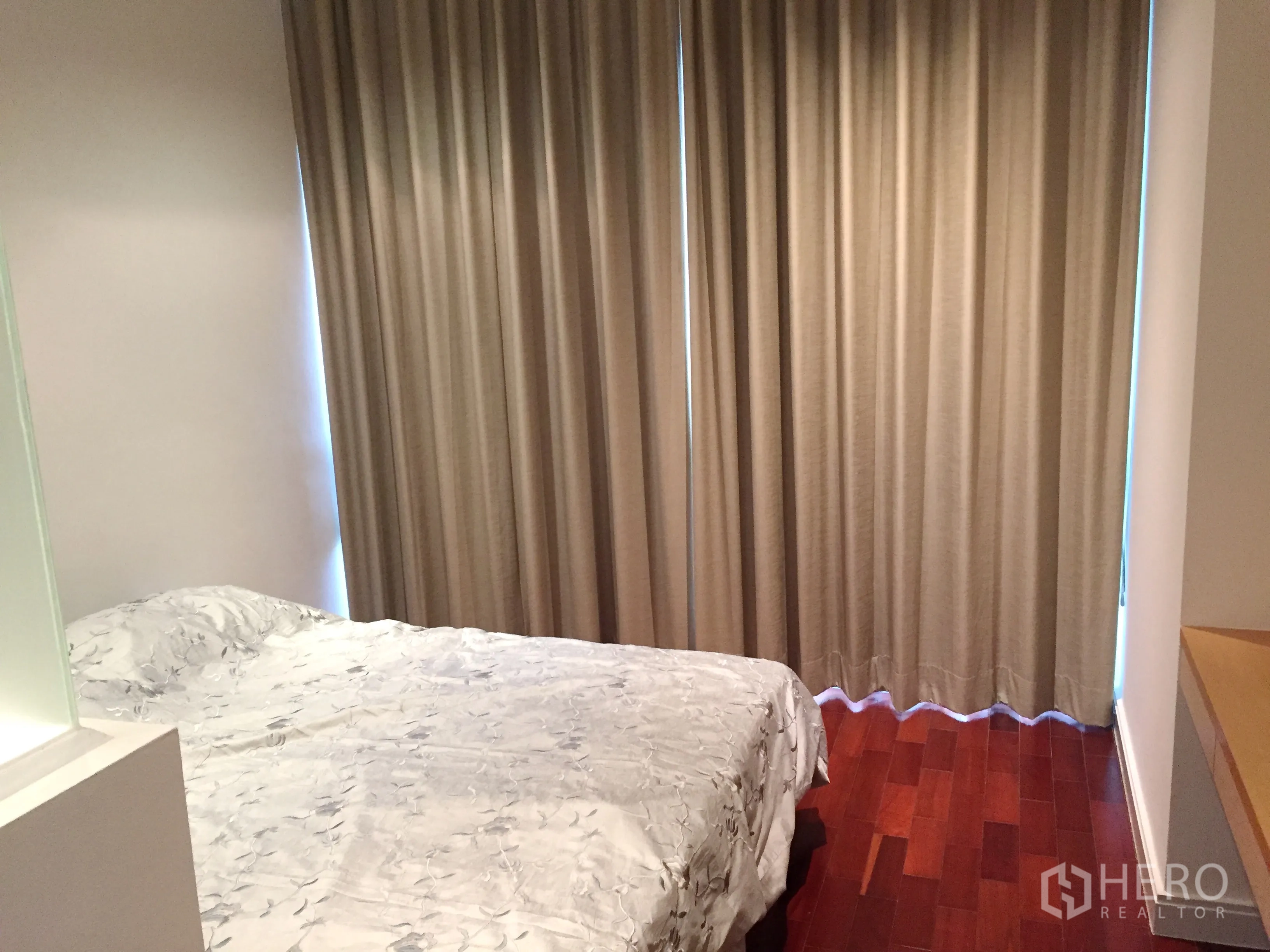 公寓 出租在Pathum Wan, Bangkok - 温馨卧室，床头柜、全遮光窗帘和暖色木地板
