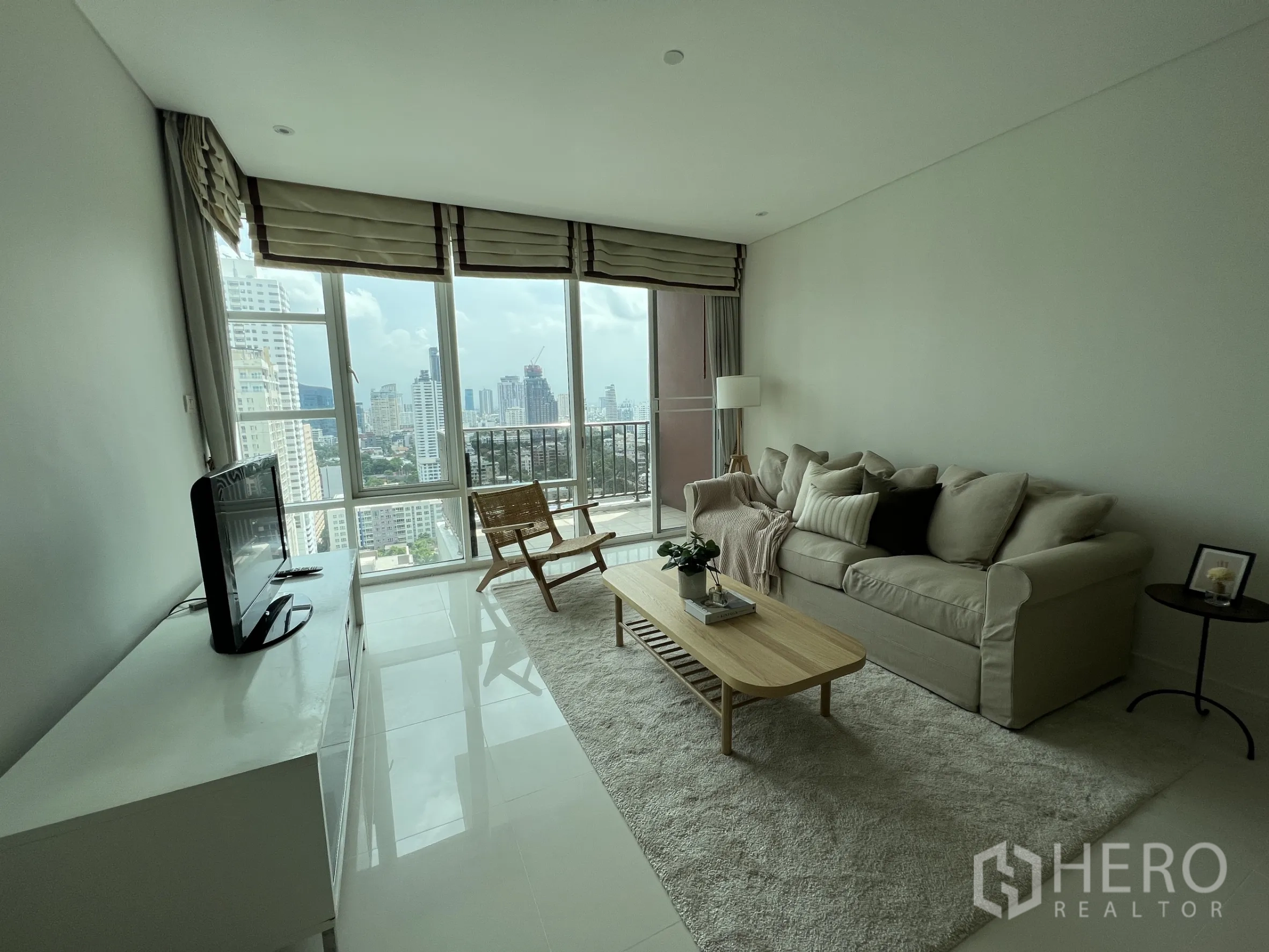 คอนโด ให้เช่าในWatthana, Bangkok - ห้องนั่งเล่นกว้างพร้อมหน้าต่างสูงจรดเพดานและระเบียงมองเห็นวิวกรุงเทพฯ