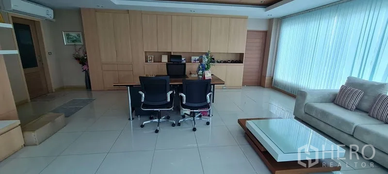 คลังสินค้า ให้เช่าหรือขายในBang Phli, Samut Prakan - พื้นที่ทำงานผู้บริหาร พร้อมชั้นบิลท์อิน มุมนั่งเล่น และโต๊ะ