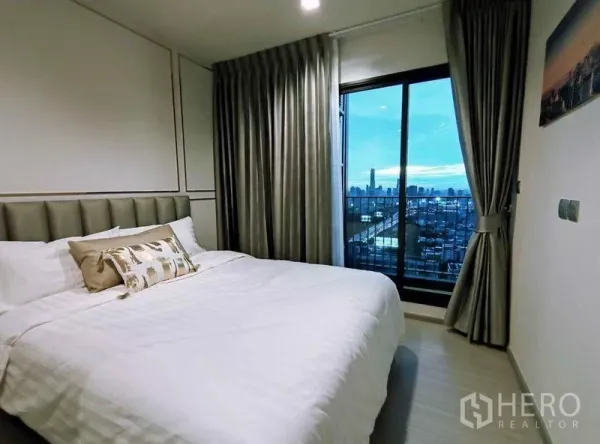 คอนโด ให้เช่าในRatchathewi, Bangkok - ห้องนอนเตียงคู่ ประตูบานเลื่อนออกระเบียง มองเห็นวิวเมือง