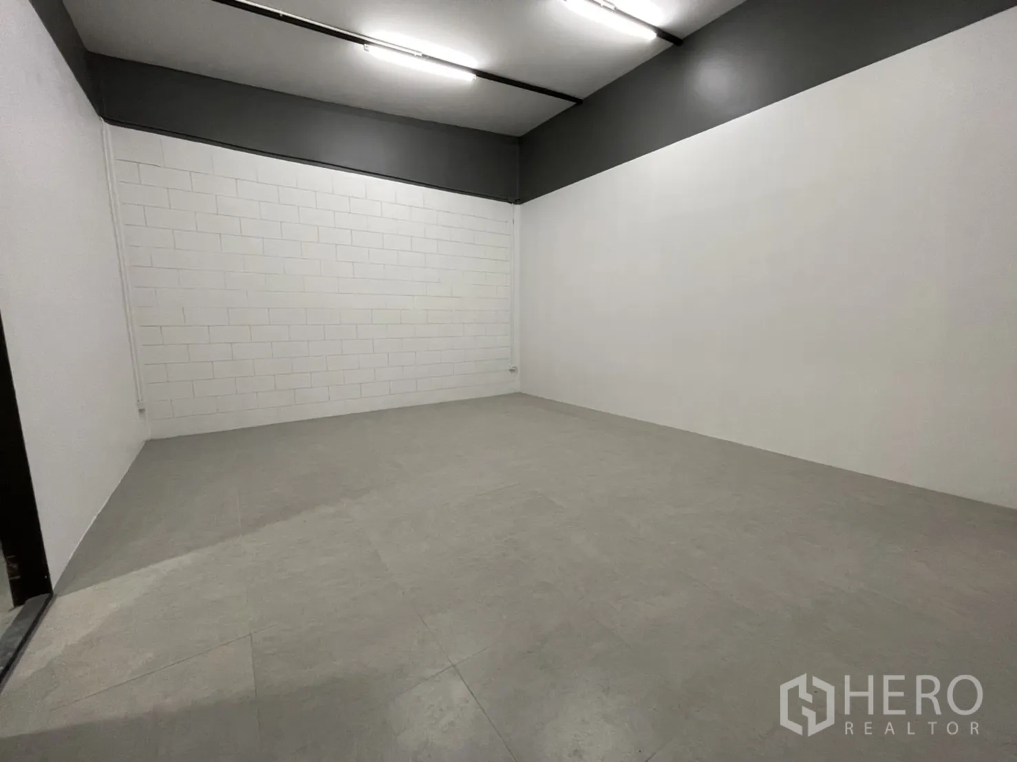 Warehouse for rent in Lam Luk Ka, Pathum Thani - Bright white utility room with tiled floor and high ceiling lighting.