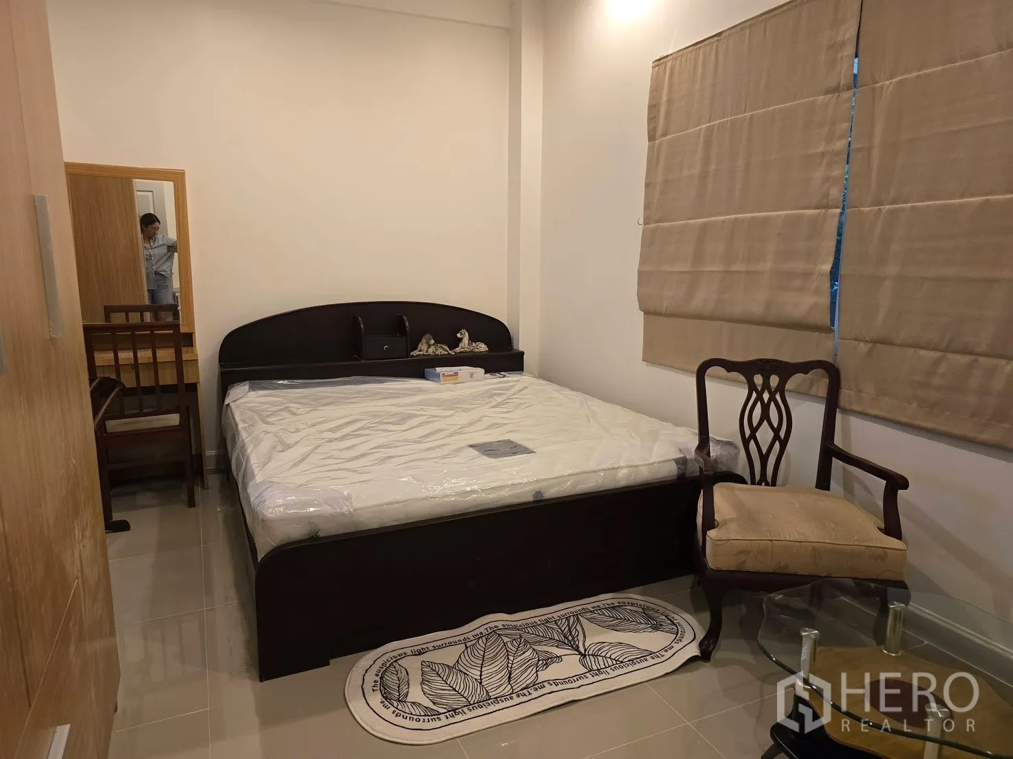 บ้านเดี่ยว for rent in Bang Phli, Samut Prakan - ห้องนอนชั้นล่าง เตียง โต๊ะทำงาน และเก้าอี้บุผ้า
