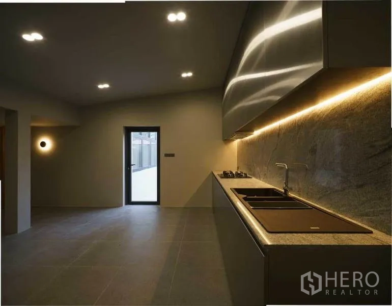带办公室的家 出售在Wang Thonglang, Bangkok - 极简厨房，长操作台、洗槽、燃气灶与橱柜下灯带。