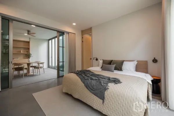 独立式住宅 出租在Saphan Sung, Bangkok - 卧室连接玻璃围合的书房，内置书架与卫浴门