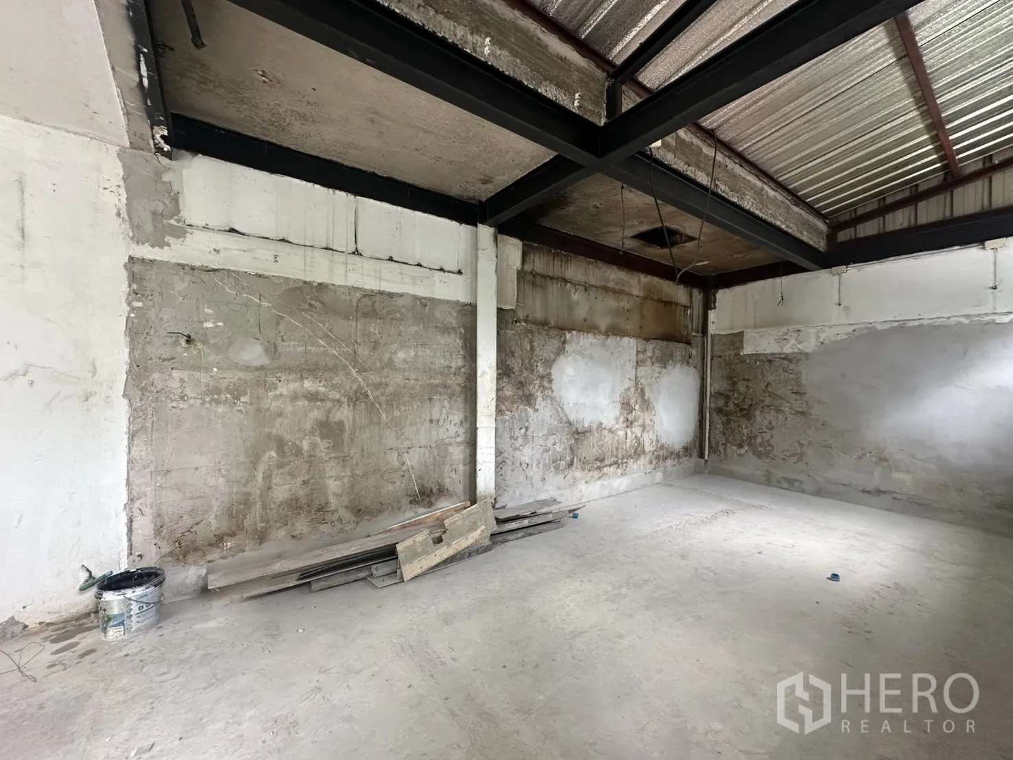 零售空间 for rent in Sathon, Bangkok - 开放式毛坯内饰，金属屋架、抹灰墙面与可自由规划的宽敞使用面积。