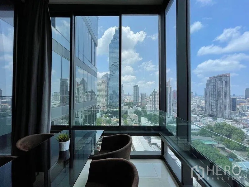 คอนโด ให้เช่าในBang Rak, Bangkok - มุมทานอาหารกระจกโอบล้อมพร้อมวิวพาโนรามาเห็นตึกมหานครและเส้นขอบฟ้า ใกล้ BTS ช่องนนทรี