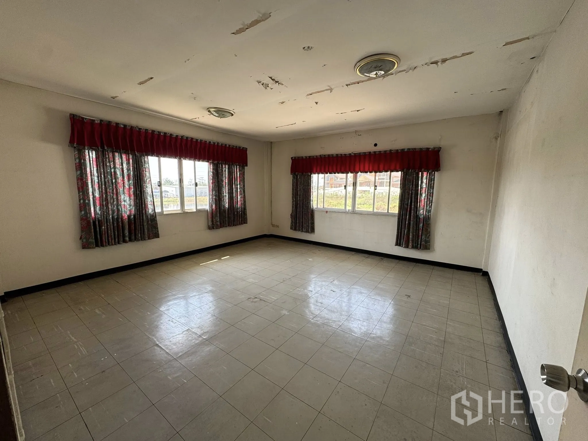 คลังสินค้า for rent in Mueang Samut Sakhon, Samut Sakhon - ห้องสำนักงานโล่ง ปูกระเบื้อง หน้าต่างบานใหญ่ ผ้าม่านแดง เพดานลอก