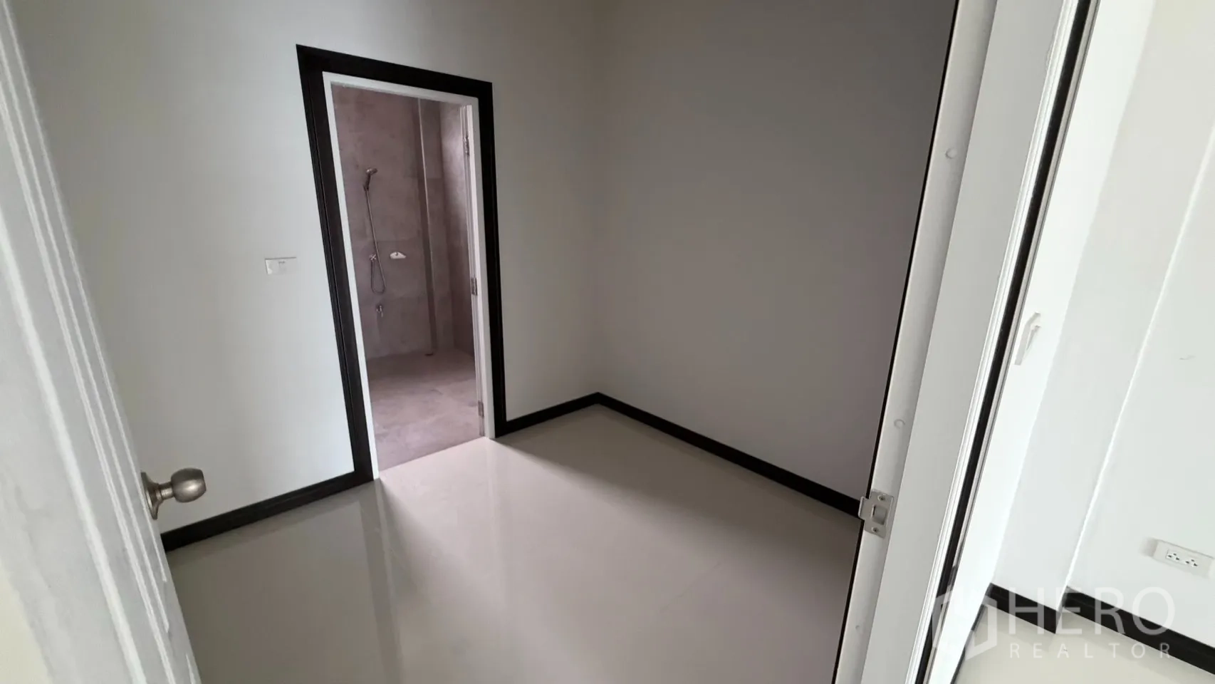 工厂 for sale in Bang Len, Nakhon Pathom - 小房间通向瓷砖浴室。