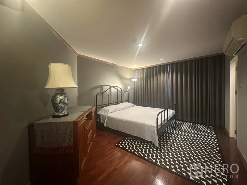 公寓 出售在Watthana, Bangkok - 宽敞卧室，铁艺床、斗柜与厚窗帘