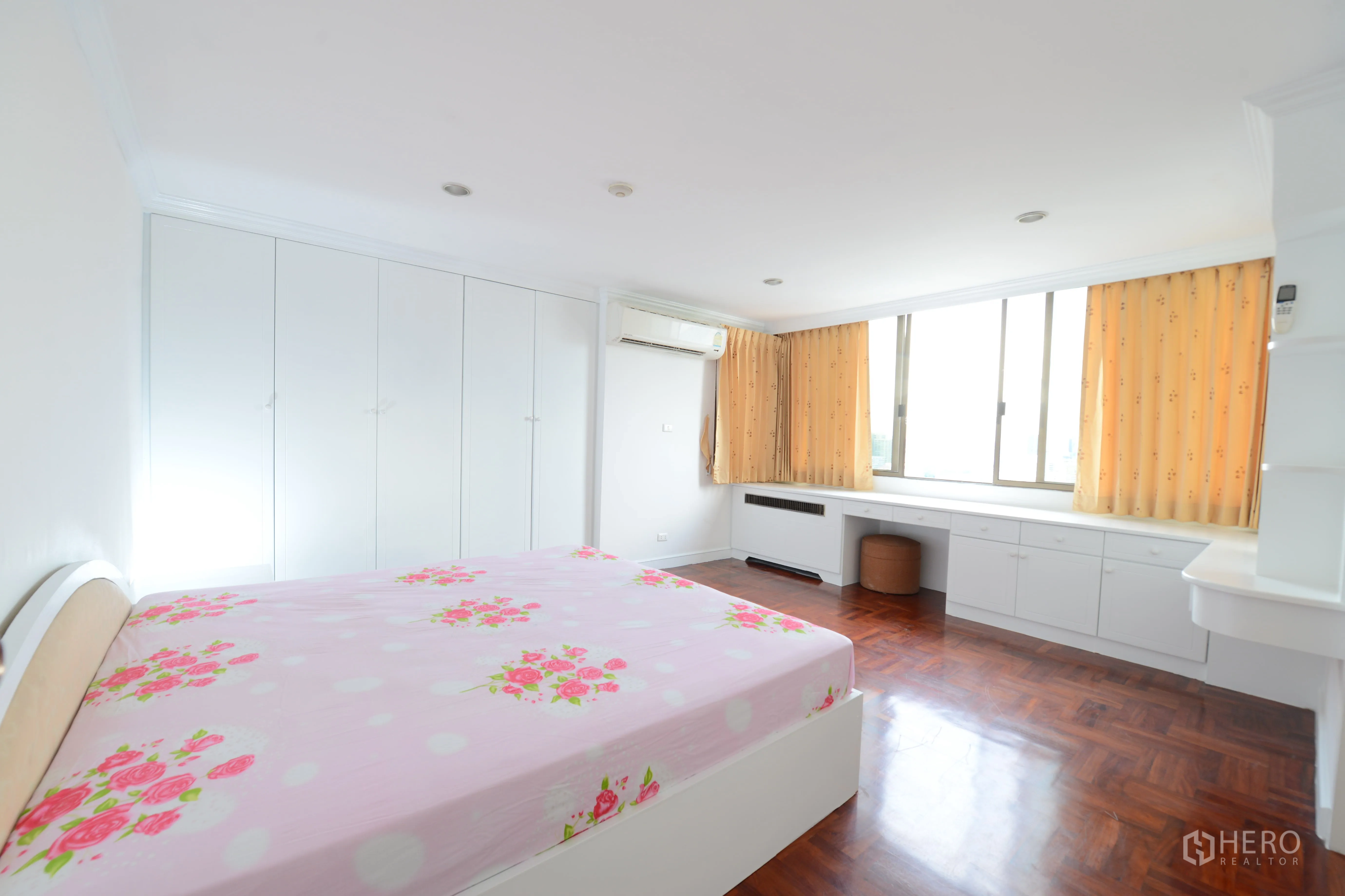 Condominium for rent or sale in Watthana, Bangkok - Bright bedroom with full-height wardrobes, desk, air conditioning and wide window