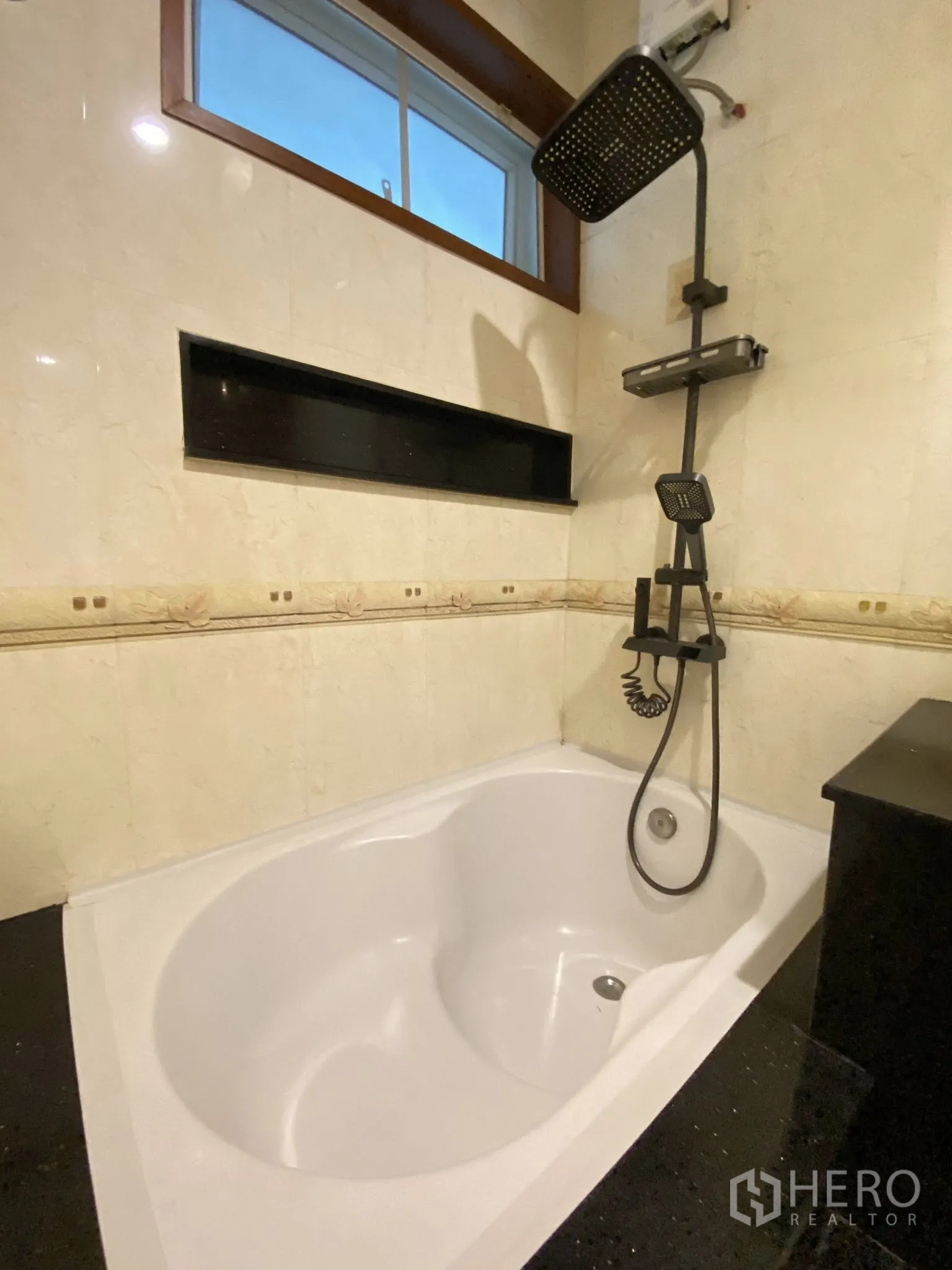 家庭办公室 for rent in Pathum Wan, Bangkok - 浴室内设深浸泡浴缸与顶喷花洒，带采光窗。