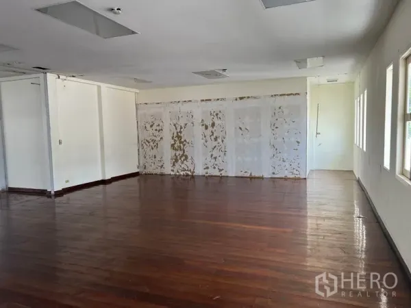 办公空间 出租在Khlong Toei, Bangkok - 办公室一角，抛光木地板、侧窗明亮，隔断墙可翻新改造。