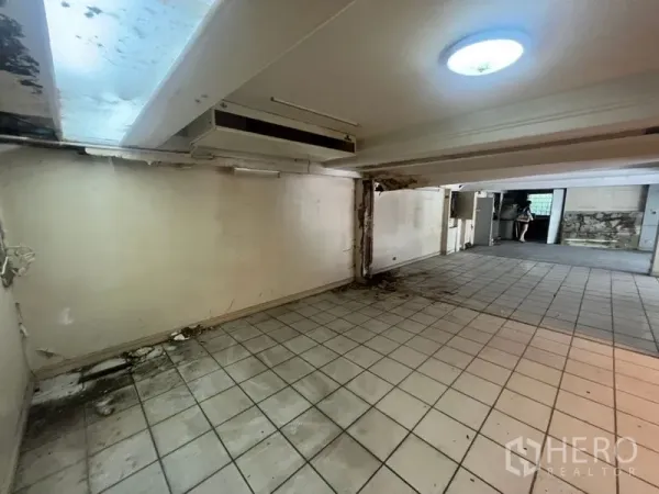 Retail Space for rent in Watthana, Bangkok - Low-ceiling tiled area with a skylight, suitable for storage or staff room.