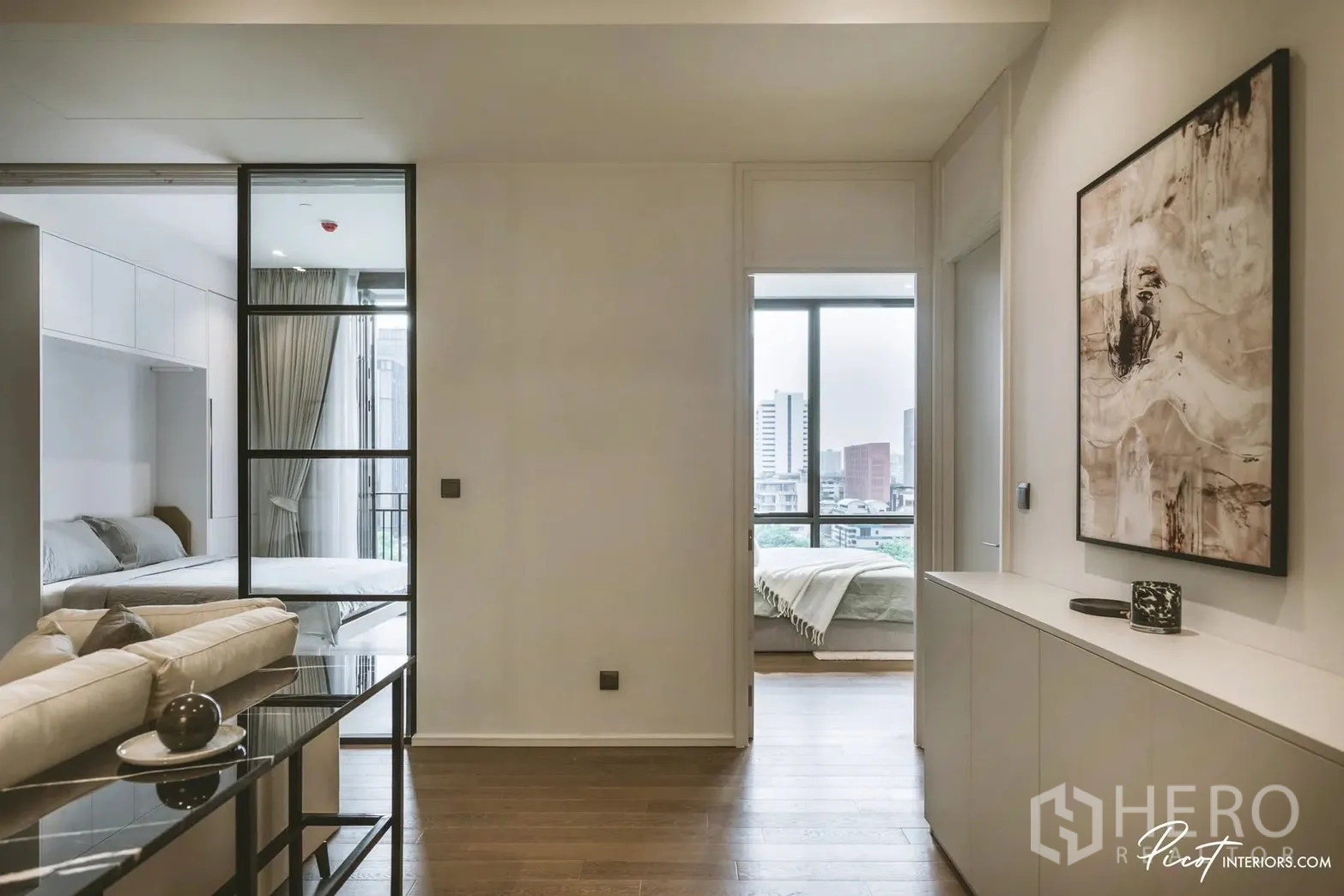คอนโด for rent in Pathum Wan, Bangkok - โถงทางเดินเชื่อมพื้นที่นั่งเล่นกับห้องนอน ทั้งสองมีหน้าต่างบานใหญ่และวิวเมือง