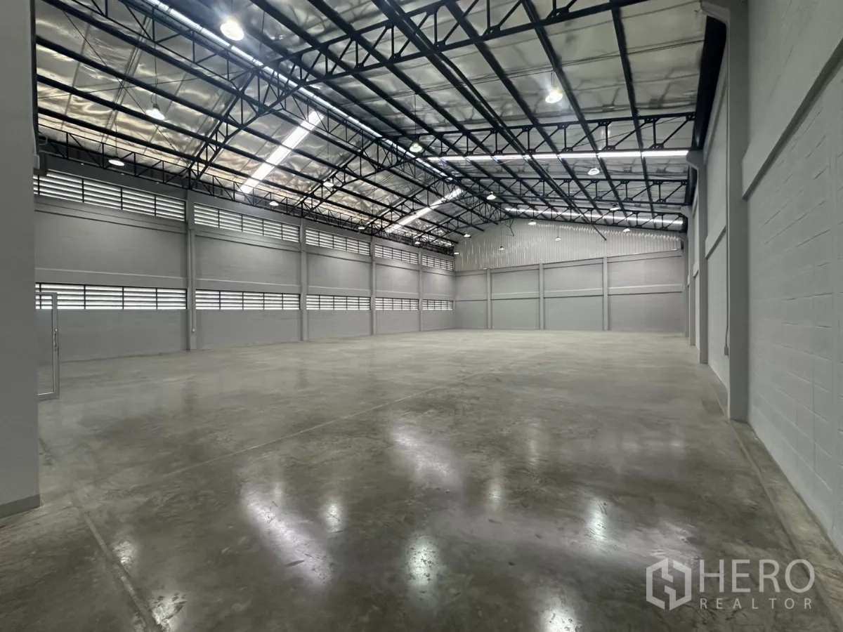 Factory for rent in Bang Phli, Samut Prakan - Warehouse interior showing long ventilation louvres, skylights and clear-span space.