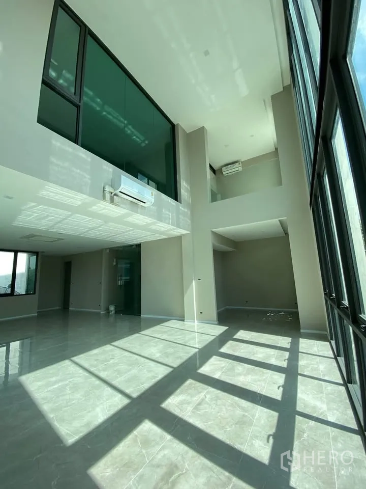 家庭办公室 for rent or sale in Suan Luang, Bangkok - 木制入户门特写，配现代门把手。