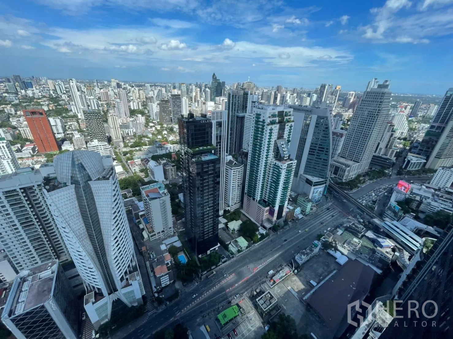 คอนโด for rent in Watthana, Bangkok - ภาพมุมสูงของตึกสูงและถนนสายหลักใจกลางเมือง