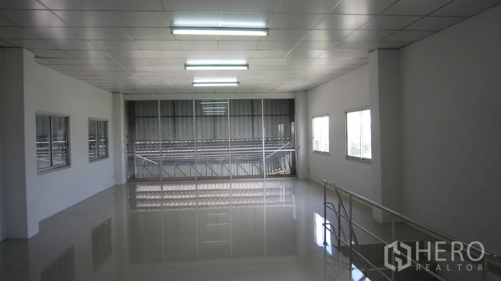 仓库 for rent in Bang Sao Thong, Samut Prakan - 夹层办公室带窗户与玻璃隔断，地面光洁，可眺望仓库。