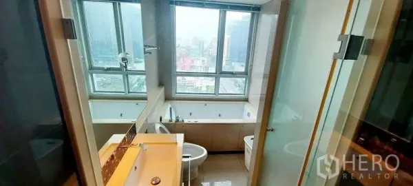 คอนโด ให้เช่าในRatchathewi, Bangkok - ห้องน้ำมีอ่างอาบน้ำติดหน้าต่างบานใหญ่ ชมวิวเมือง