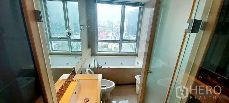 คอนโด ให้เช่าในRatchathewi, Bangkok - ห้องน้ำมีอ่างอาบน้ำติดหน้าต่างบานใหญ่ ชมวิวเมือง