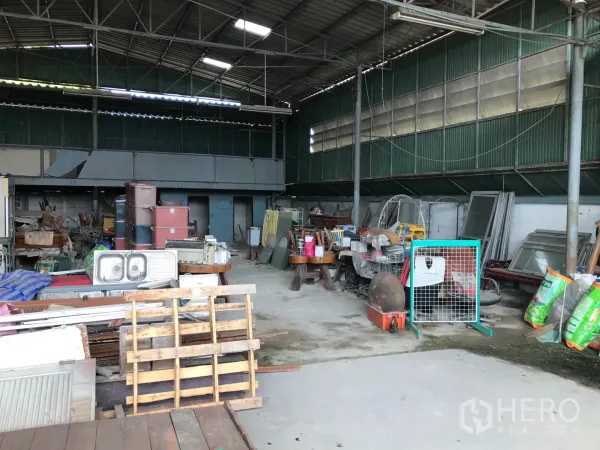 คลังสินค้า ให้เช่าในBang Phli, Samut Prakan - ฮอลล์โกดังโล่ง เพดานสูง ผนังเมทัลชีท พาเลทและอุปกรณ์จัดวางบนพื้นที่กว้าง
