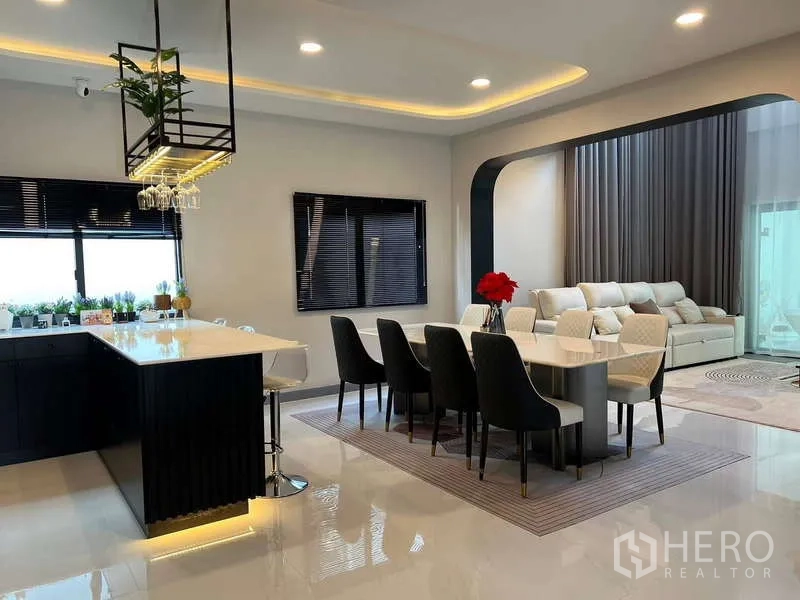 独立式住宅 出租在Bang Phli, Samut Prakan - 明亮的厨餐客一体空间，现代吊顶