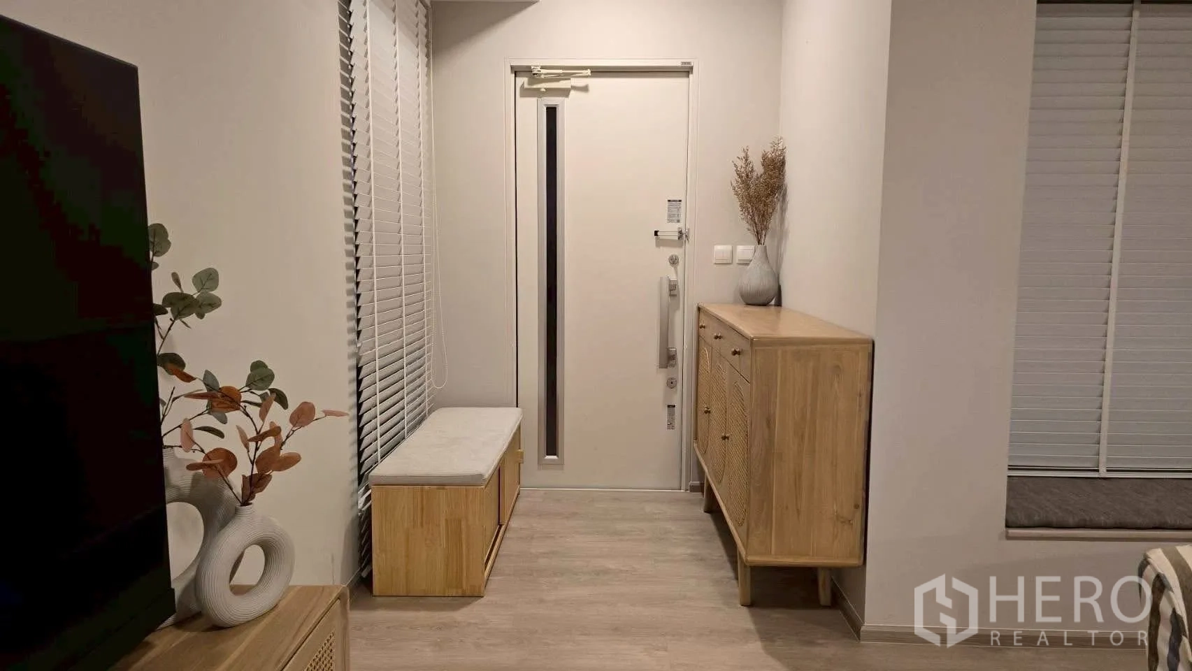 半独立式住宅 for rent in Prawet, Bangkok - 入口走廊设长凳、储物柜与百叶窗