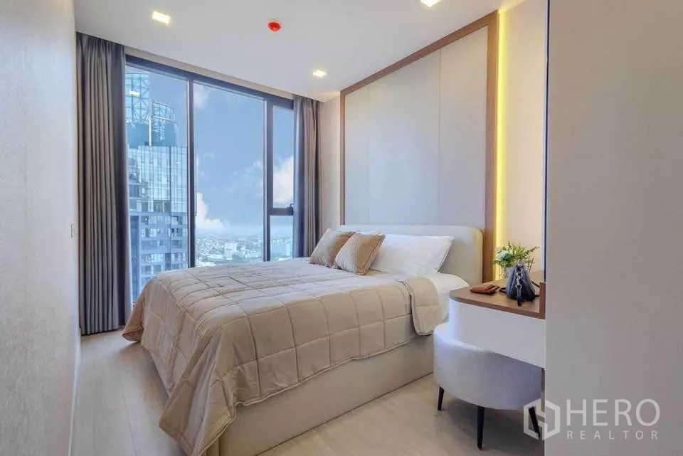 คอนโด ให้เช่าในHuai Khwang, Bangkok - ห้องนอนที่สอง หัวเตียงบุไฟซ่อน พร้อมวิวเมือง