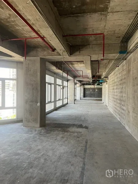 零售空间 出租在Bang Rak, Bangkok - 细长型零售空间，整面采光窗与外露管线，便于自由规划布局。