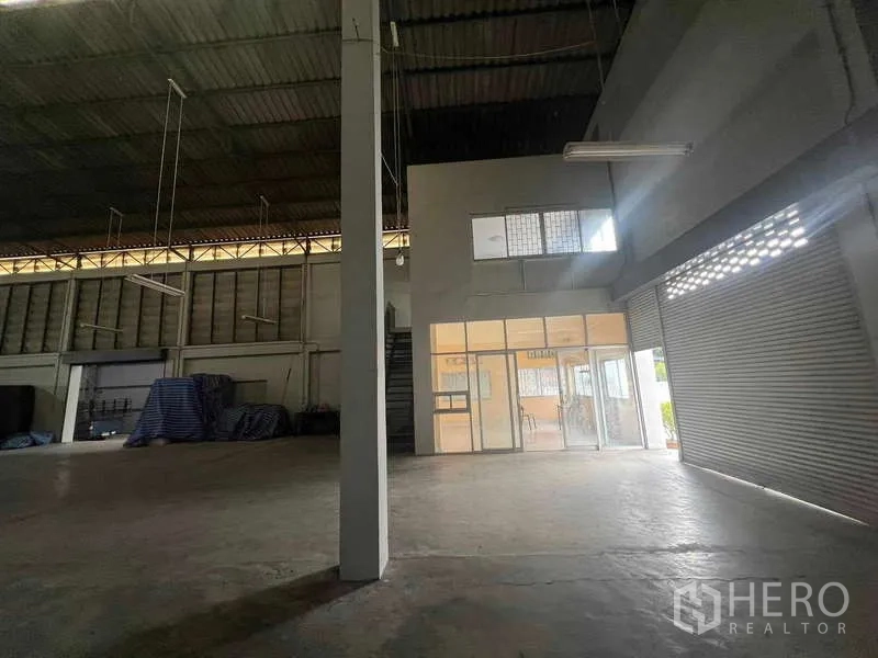 货栈 出租在Lam Luk Ka, Pathum Thani - 仓库内部带夹层办公室、卷闸门与宽敞作业区