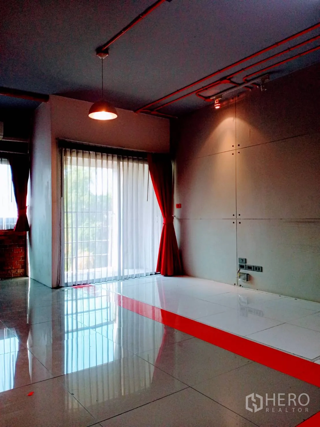 สำนักงาน ให้เช่าในKhlong Toei, Bangkok - โซนออฟฟิศเปิดโล่ง พื้นกระเบื้องเงา มีแท่นยกระดับสีขาวและผ้าม่านโปร่ง