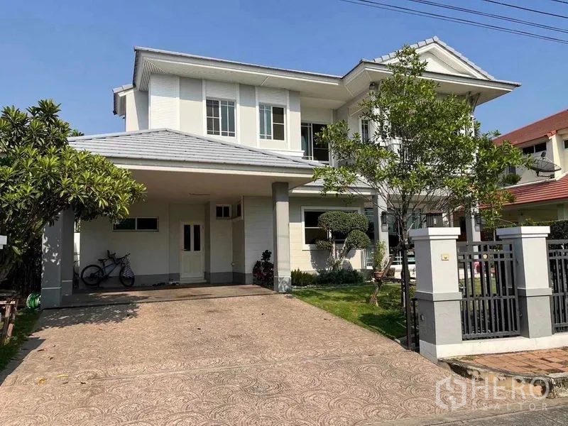 บ้าน ขายในSamut Prakan - ถนนรถเข้าบ้านและที่จอดรถ 2 คันแบบมีหลังคาหน้าบ้านสไตล์โมเดิร์น