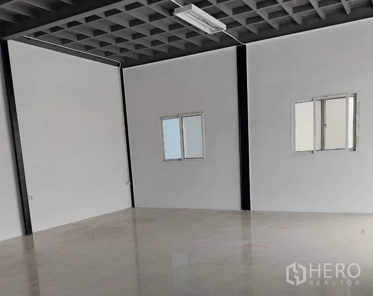Factory for rent in Lat Lum Kaeo, Pathum Thani - Clean white office room with tiled flooring and sliding windows.