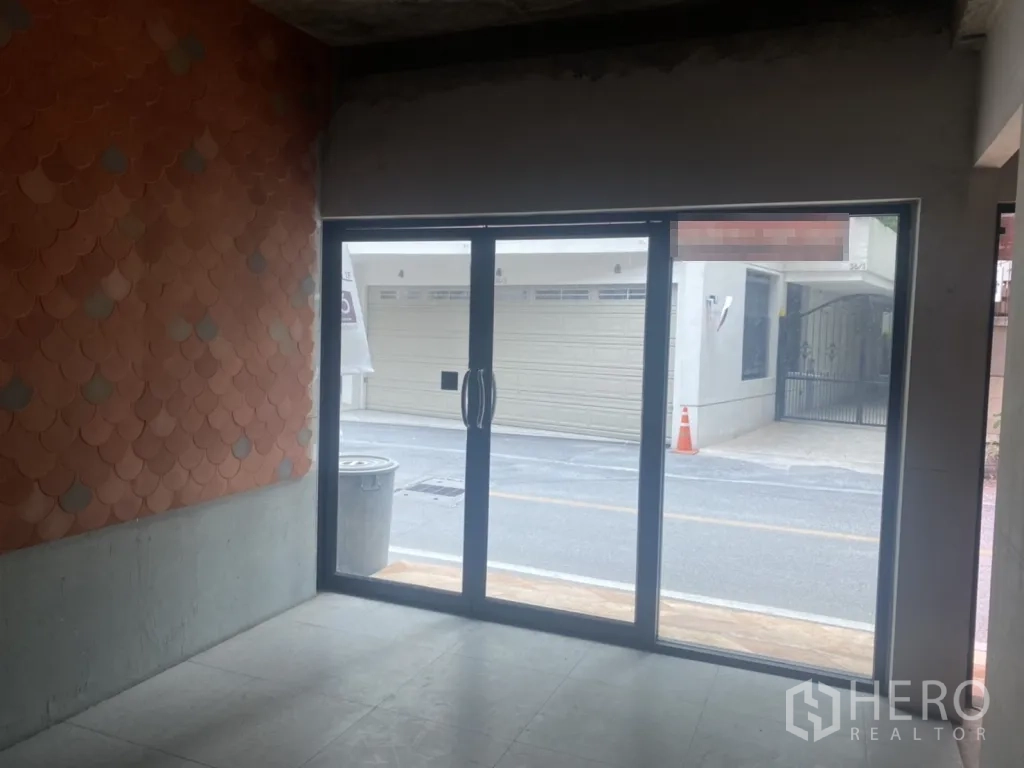 Retail Space for rent in Khlong Toei, Bangkok - Interior view toward the street through full-height sliding glass storefront.