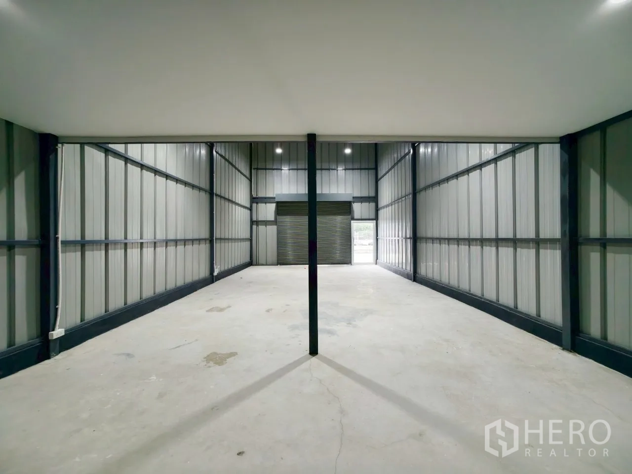 货栈 出租在Phra Khanong, Bangkok - 从夹层下方望向卷闸入口，车辆可直接驶入。