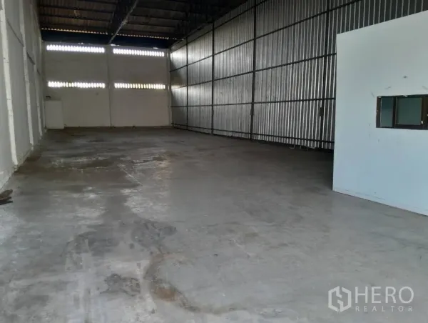 คลังสินค้า ให้เช่าในBang Phli, Samut Prakan - มุมมองภายในโกดัง โครงผนังเมทัลชีทและช่องหน้าต่างห้องออฟฟิศ