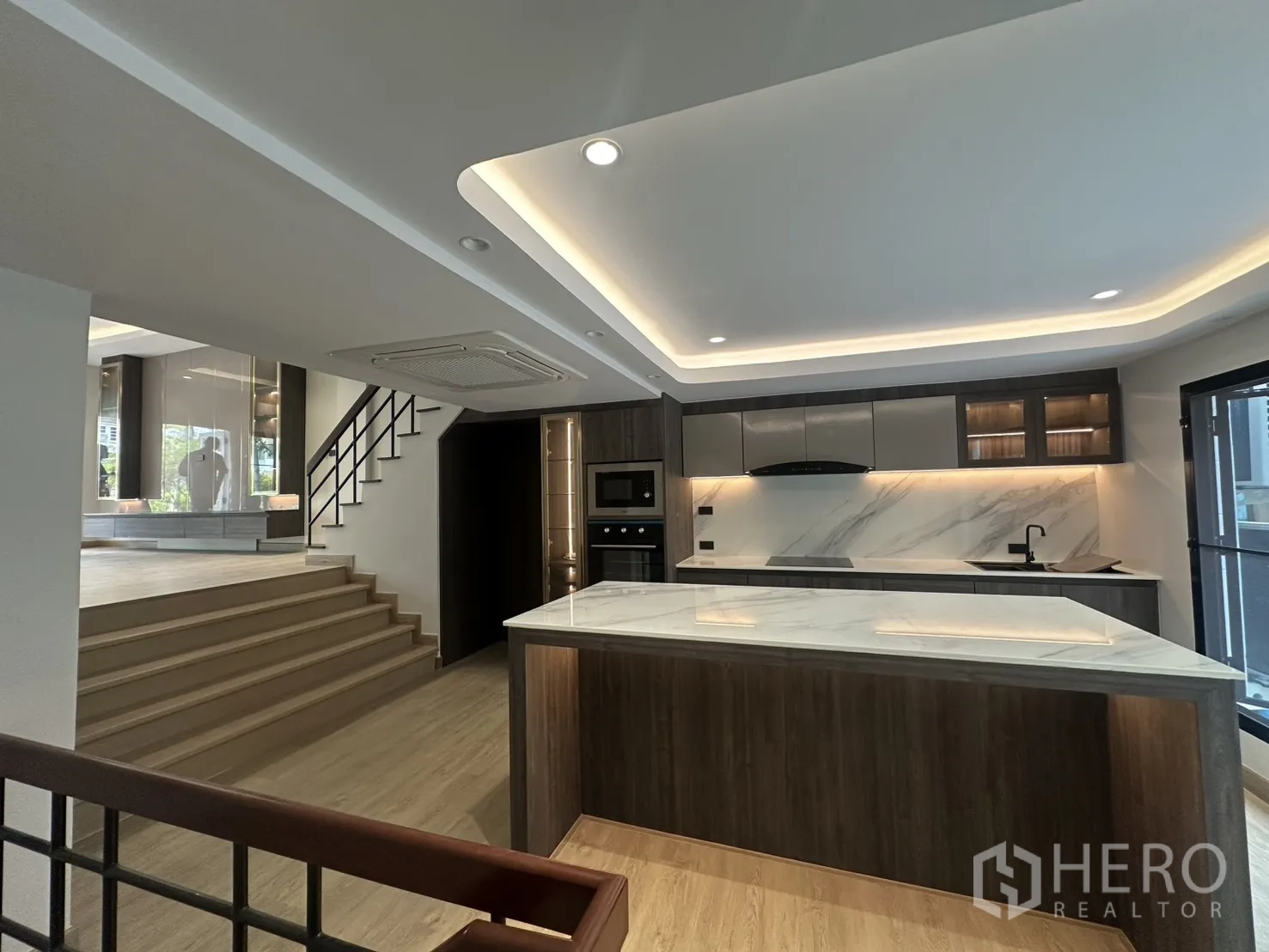 Home Office for rent in Watthana, Bangkok - Spacious kitchen with large island, wood cabinets and step-up lounge area.