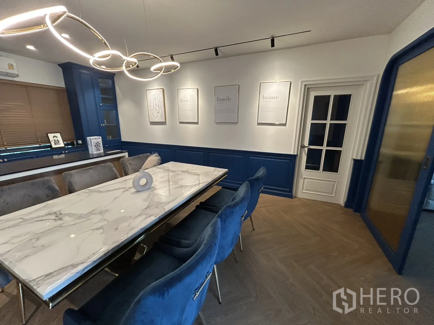 Detached House for rent in Bang Phli, Samut Prakan - Elegant dining area with marble table and sculptural pendant lights.