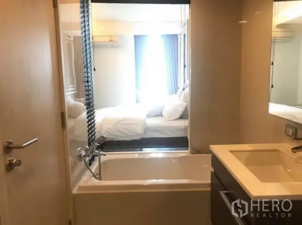 คอนโด ให้เช่าในWatthana, Bangkok - ห้องน้ำพร้อมอ่างอาบน้ำและอ่างล้างหน้า กั้นด้วยกระจกมองเห็นห้องนอนรับแสงธรรมชาติ