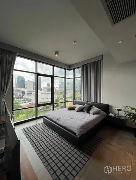 公寓 出租在Watthana, Bangkok - 转角主卧，落地窗与全景城市视野