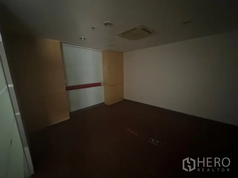 办公空间 出租在Khlong Toei, Bangkok - 无窗会议室，木质墙面与天花空调，适合简报使用。