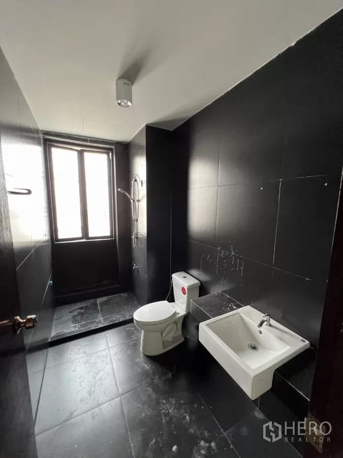 带办公室的家 出租在Pathum Wan, Bangkok - 深绿色工作室，推拉玻璃门与空白特色墙。