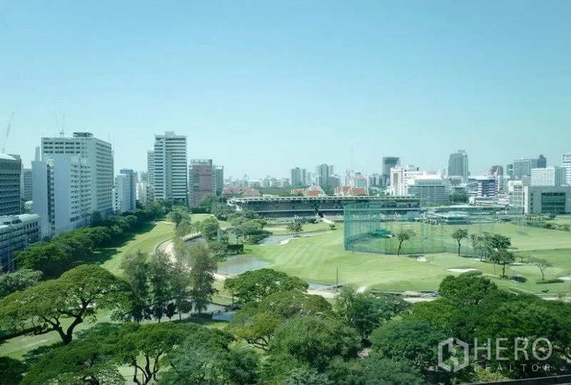 คอนโด ให้เช่าในPathum Wan, Bangkok - วิวพาโนรามาของสนามกอล์ฟ Royal Bangkok Sports Club และสกายไลน์กรุงเทพฯ