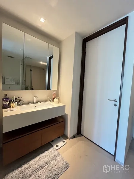 公寓 出售在Khlong San, Bangkok - 现代浴室，带镜柜与洗手台